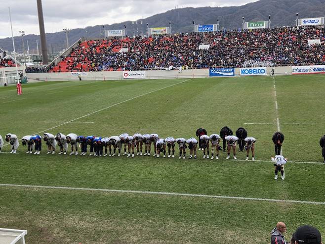 하나조노 경기장에서 치열한 경기를 치른 일본 고교럭비 선수들이 경기를 마치고 관중들에게 고개 숙여 인사를 하고 있다. 사진=이석무 기자(오사카)