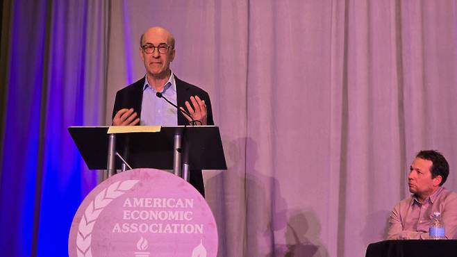 국제금융 분야의 권위자인 케네스 로고프 하버드대 교수가 3일(현지시간) 필라델피아에서 열린 전미경제학회(AEA) 연례총회에서 발언하고 있다.