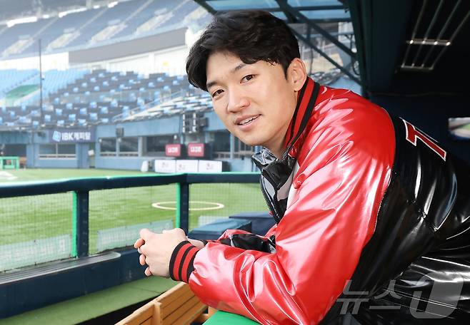 LG 트윈스 박해민이 서울 잠실야구장에서 인터뷰 전 포즈를 취하고 있다. ⓒ News1 권현진 기자