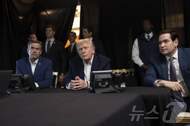 도널드 트럼프 미국 대통령이 3일(현지시간) 소셜미디어 '트루스소셜'에 게시한 사진. 플로리다 마러라고에서 마코 루비오 국무장관(사진 오른쪽), 존 랫클리프 미 중앙정보국(CIA) 국장 등과 함께 니콜라스 마두로 베네수엘라 대통령 체포 군사 작전을 실시간으로 지켜보고 있는 것으로 보인다.(도널드 트럼프 트루스소셜, 재판매 및 DB금지) 2026.1.3/뉴스1 ⓒ News1 류정민 특파원