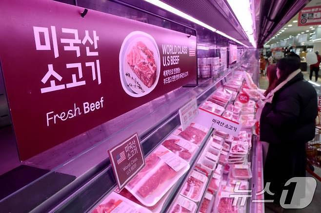 환율 상승으로 인한 소비자 물가 부담이 이어지고 있는 4일 서울 중구의 대형마트를 찾은 시민이 수입육 매대를 살펴보고 있다. 지난해 12월 농·축·수산물 물가는 4.1% 상승, 환율 영향을 받는 수입 소고기 가격은 8% 오르며 지난 2024년 8월 이후 가장 큰 상승 폭을 나타냈다. 2026.1.4/뉴스1 ⓒ News1 이광호 기자