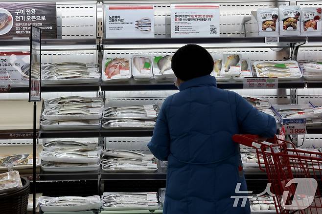 4일 서울 중구의 대형마트를 찾은 시민이 매대에 진열된 국내산과 노르웨이산 고등어를 살펴보고 있다. 2026.1.4/뉴스1 ⓒ News1 이광호 기자