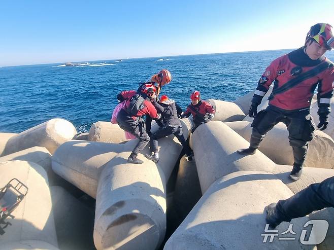 강원 속초 장사항 테트라포드에 추락한 50대 남성 구조 (속초해경 제공, 재판매 및 DB금지) 뉴스1