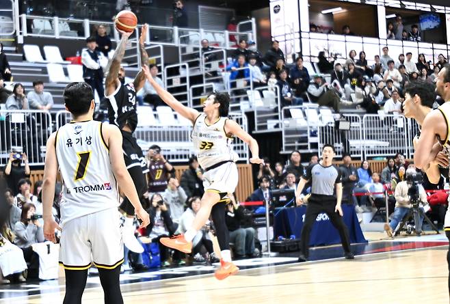 프로농구 KT 윌리엄스가 4일 수원 KT소닉붐아레나에서 열린 LG와 경기에서 버저비터를 터뜨리고 있다.(KBL 제공)