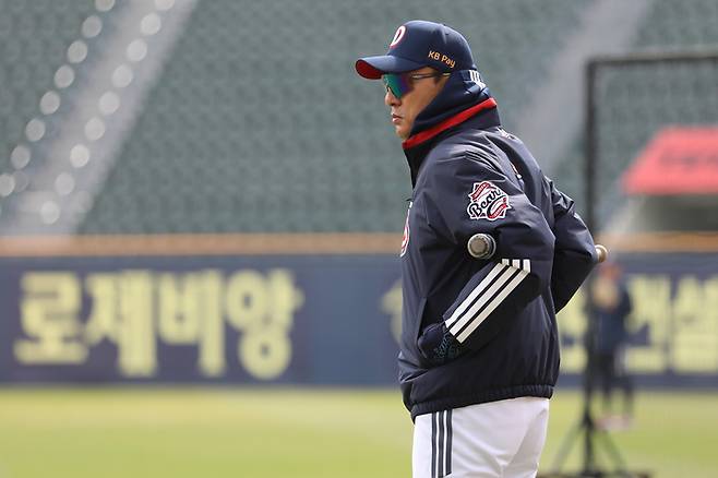 두산 이승엽 전 감독이 29일 잠실구장에서 열린 2025 KBO리그 삼성전에 앞서 선수단 훈련을 지켜보고 있다. 사진 | 두산 베어스