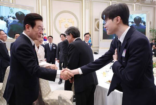 2일 이재명 대통령이 프로게이머 이상혁(페이커) 선수를 포함한 국민대표 11명을 청와대에 초청해 포상했다.(이재명 대통령이 '페이커' 이상혁선수와 악수하고 있다.). /사진=뉴시스