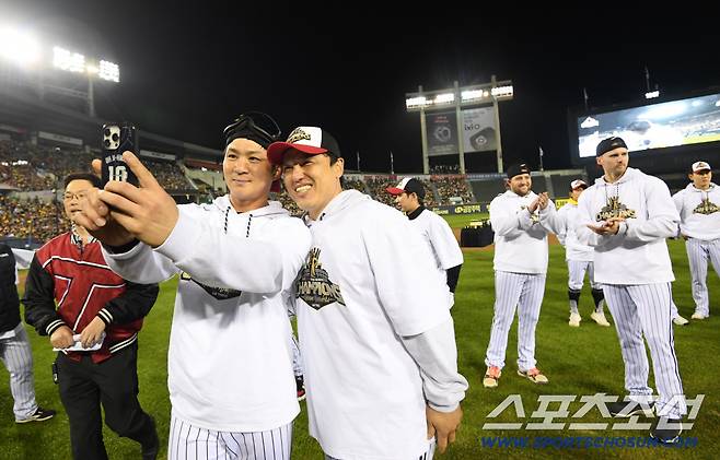 '한국시리즈 통합우승 IN 잠실' 행사가 1일 잠실구장에서 열렸다. LG 오지환, 박동원이 팬들과 함께 우승의 기쁨을 만끽하고 있다. 잠실=박재만 기자 pjm@sportschosun.com/2025.11.01/
