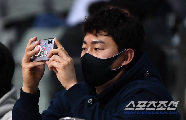 2021-2022 V리그 남자부 우리카드와 삼성화재의 경기가 29일 장충체육관에서 열렸다. 배구장을 찾은 메이저리거 최지만이 사진을 찍고 있다. 장충=박재만 기자 pjm@sportschosun.com/2021.12.29/