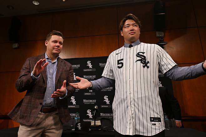 무라카미가 지난해 12월 23일 시카고 화이트삭스 입단식에서 유니폼을 입고 포즈를 취했다. 야쿠르트에서 등번호 55번을 썼는데, 화이트삭스에선 유니폼에 5번을 달고 뛴다. AP연합뉴스