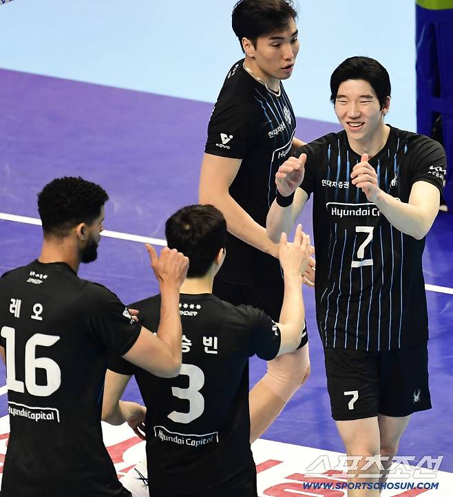 4일 인천 계양체육관에서 열린 V리그 남자부 대한항공과 현대캐피탈의 경기. 득점 후 기쁨을 나누고 있는 현대캐피탈 선수들. 인천=송정헌 기자songs@sportschosun.com/2026.01.04/