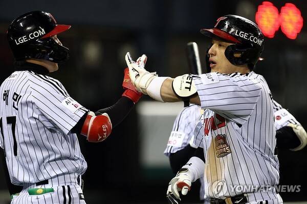 LG 트윈스의 2025시즌 프로야구 통합우승을 이끈 '1990년생 말띠' 박해민(왼쪽)과 박동원. ⓒ연합뉴스