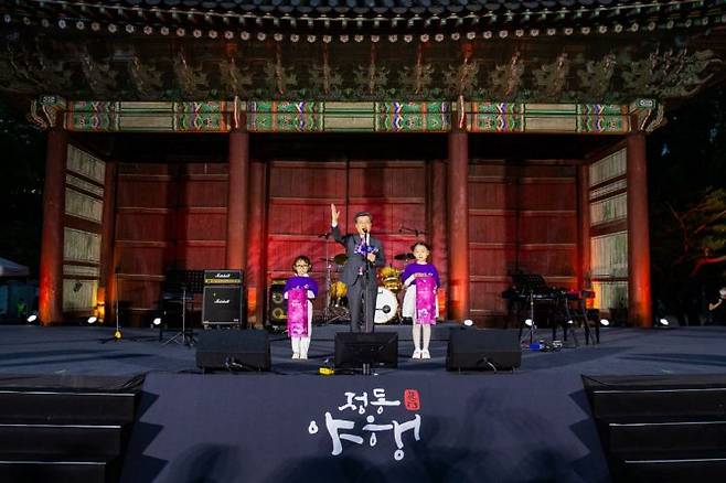 지난해 정동야행에서 김길성 중구청장이 관람객들에게 인사를 하고 있다. 중구 제공.