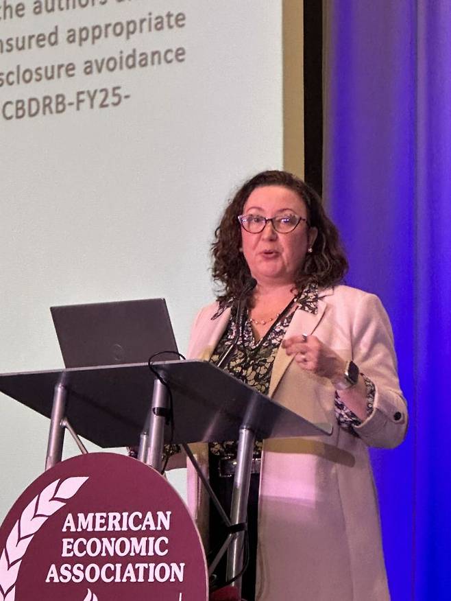 크리스티나 맥엘헤란 토론토대 교수가 3일(현지시간) 미국 펜실베이니아주 필라델피아에서 열린 '전미경제학회 연례총회(ASSA) 2026' 강연에 참석해 발언하고 있다. 필라델피아=권해영 특파원