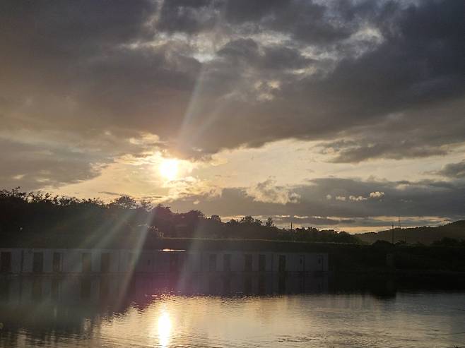 '소한' 아침 서울 -4도·춘천 -7도…제주·울릉 눈비[내일날씨]= 절기상 소한(小寒)이자 월요일인 내일(5일) 날씨는 전국이 구름 많다가 중부지방은 오전부터, 남부지방과 제주도는 오후부터 차차 맑아지겠다. 아침 최저기온은 -10∼2도, 낮 최고기온은 0∼10도로 예보됐다. 출근길 기온이 최저 -10도까지 떨어지며 춥겠다. 건조한 날씨도 이어지며 산불에 주의해야겠다. ⓒbnt뉴스: 오늘날씨, 내일날씨, 주간날씨 예보&nbsp;