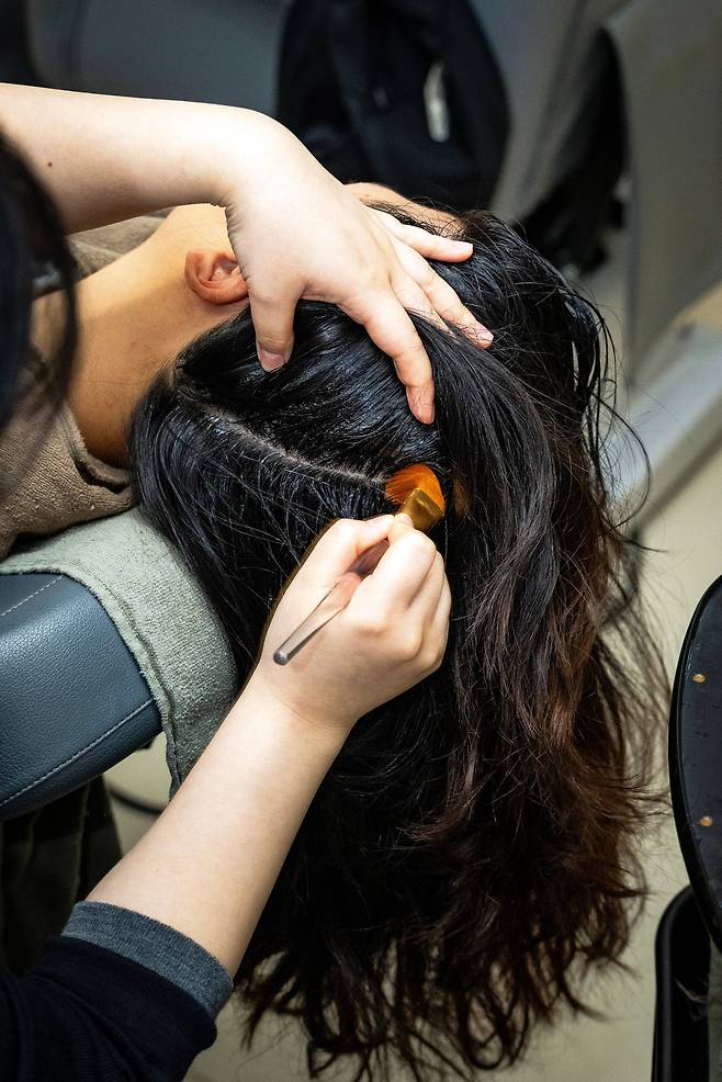 서울의 한 두피·탈모 업체에서 고객의 건조한 두피에 수분팩을 발라주는 모습. 이후 치석처럼 묵은 각질을 제거하는 두피 스케일링과 마사지 등을 한다. /이건송 영상미디어 기자