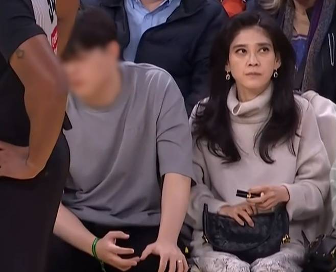 이부진 호텔신라 사장과 아들 임동현군이 미국 프로농구(NBA) 중계 화면에 포착됐다. /X(옛 트위터)