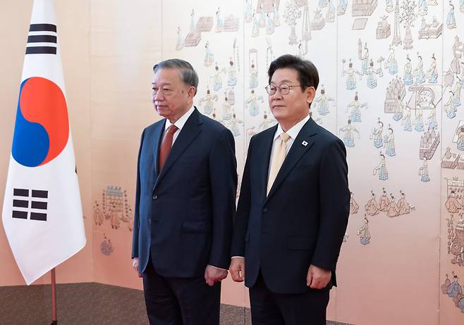 이재명 대통령이 지난해 8월 11일 서울 용산 대통령실 청사에서 국빈 방한한 또 럼 베트남 당서기장과 기념촬영을 하고 있다. /대통령실 제공