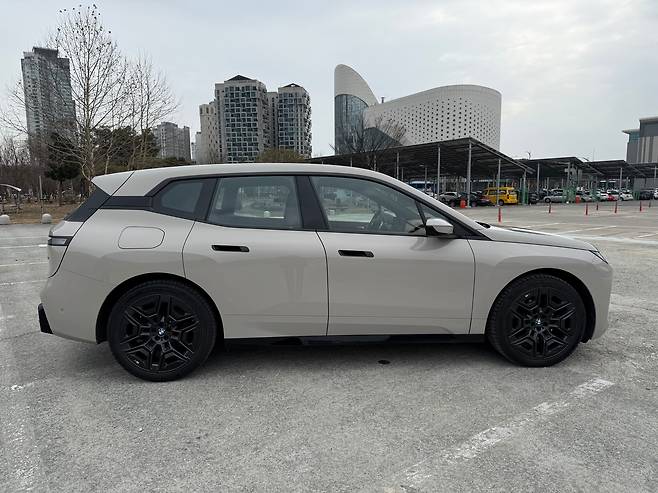 BMW 순수 전기 준대형 SUV ‘뉴 iX’./이윤정 기자