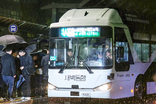 지난 2024년 11월 26일 새벽 서울 도봉구 도봉산역광역환승센터에서 '새벽동행 자율주행버스' A160번 버스가 첫 운행에 나서고 있다. /뉴스1