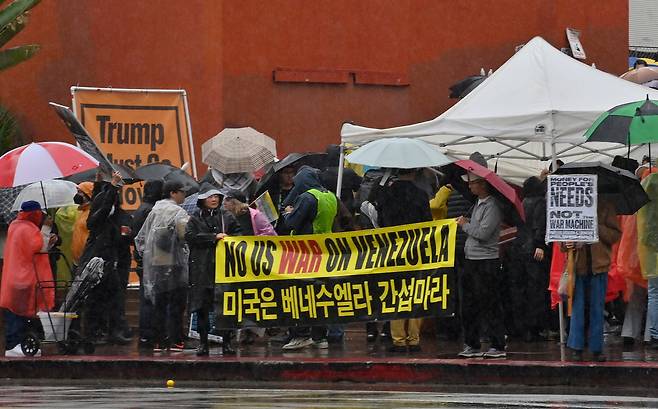 3일 미국 로스앤젤레스 퍼싱 스퀘어에서 열린 긴급 시위 도중 마두로 베네수엘라 대통령 체포를 규탄하는 현지 시위대. / 연합뉴스