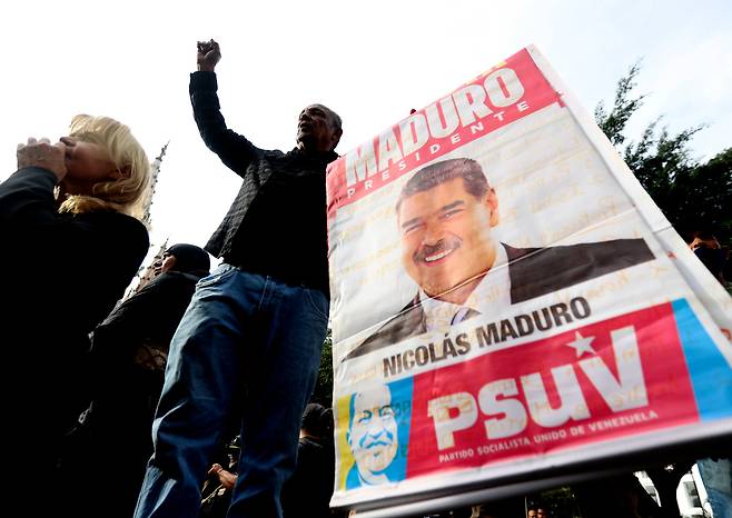 2026년 1월 3일(현지 시각) 베네수엘라 수도 카라카스의 미라플로레스 궁전 인근에서 시민들이 시위를 벌이고 있다. /신화통신·연합뉴스 제공