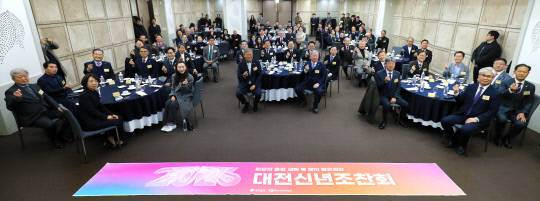 2일 대전 유성구 호텔인터시티에서 열린 대전일보·대전상공회의소 공동 주최 행사 '2026 대전 신년조찬회'에 참석한 70여 명의 충청권 대표 오피니언 리더들이 테이블에 앉아 기념촬영을 하고 있다. 김영태 기자