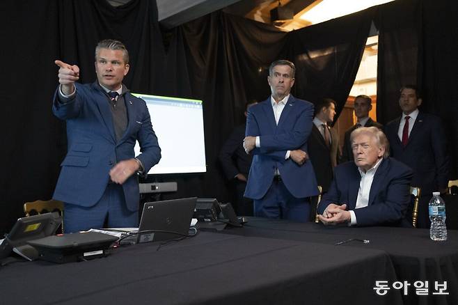 피트 헤그세스 미국 국방장관, 존 랫클리프 중앙정보국(CIA) 국장, 도널드 트럼프 대통령(왼쪽부터)이 3일(현지 시간) 플로리다주 마러라고 리조트에 차려진 상황실에서 니콜라스 마두로 베네수엘라 대통령 체포 작전 상황을 실시간으로 지켜보고 있다. 사진 출처 트루스소셜