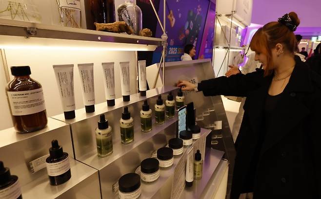 지난달 29일 서울 중구 동대문디자인플라자(DDP)에서 열린 '2025 서울콘' K뷰티부스트를 찾은 관람객들.뉴시스