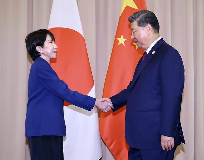 지난해 10월 31일 경주에서 아시아태평양경제협력체(APEC) 정상회의를 계기로 열린 정상회담에 앞서 다카이치 총리는 시진핑 중국 국가주석과도 악수했다(하단 사진). 일본은 지난해 7월 미국과 관세협상을 신속하게 타결한 반면 중국과는 최근 대만 문제를 두고 갈등이 고조되고 있다. AP뉴시스