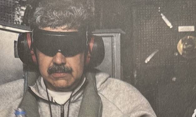 도널드 트럼프 미국 대통령이 3일 자신의 소셜미디어인 트루스 소셜에 올린 니콜라스 마두로 베네수엘라 대통령 압송 사진