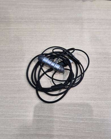 박도제 노무사가 의뢰인 상담 전화를 받을 때 사용하는 유선 이어폰. 정진영 제공