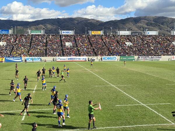 일본 럭비팬들이 3일 히가시오사카 하나조노 경기장에서 열린 105회 전국고교럭비대회 8강전 경기.