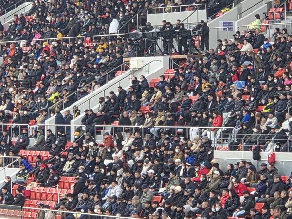 일본 럭비팬들이 3일 히가시오사카 하나조노 경기장에서 열린 105회 전국고교럭비대회 8강전 경기를 지켜보고 있다.