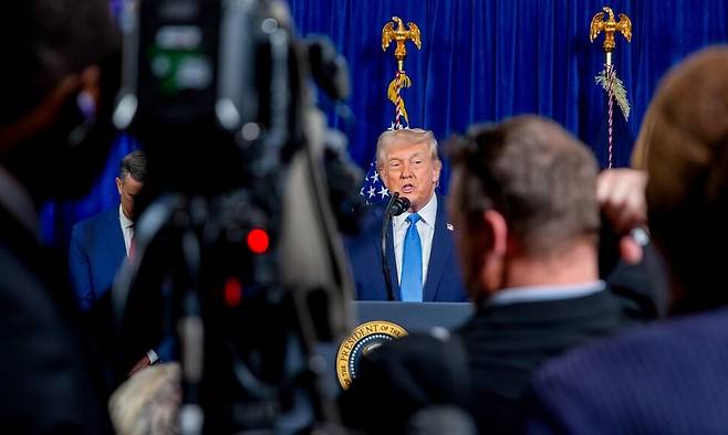 3일 미국 플로리다주 팜비치의 마라라고에서 열린 베네수엘라 공습 관련 기자회견에서 도널드 트럼프 대통령이 발언하고 있다. EPA연합뉴스