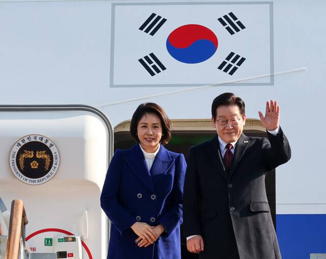 중국을 국빈방문하는 이재명 대통령과 김혜경 여사가 4일 성남 서울공항 공군1호기에서 환송객에게 인사하고 있다. 연합뉴스