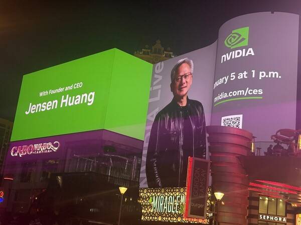 3일(현지시각) 미국 라스베이거스의 한 쇼핑몰 외곽에 엔비디아와 젠슨 황 최고경영자(CEO)의 옥외 광고가 걸려 있다. 권효중 기자