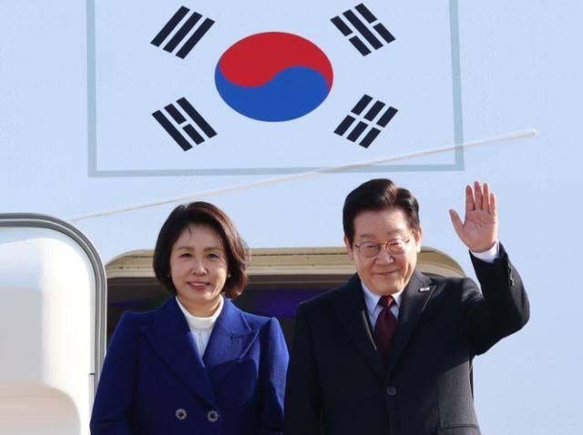 3박 4일간 중국을 국빈 방문하는 이재명 대통령과 김혜경 여사가 4일 오전 성남 서울공항에서 공군 1호기에 올라 환송객들에게 인사하고 있다. 왕태석 선임기자