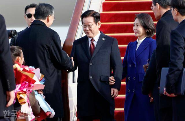 3박 4일간 중국을 국빈 방문하는 이재명 대통령과 김혜경 여사가 4일 중국 베이징 서우두공항에 도착하고 있다. 베이징=왕태석 선임기자