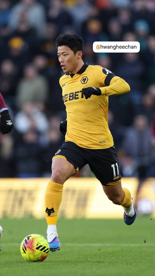 울버햄프턴 황희찬이 4일 몰리뉴 스타디움에서 열린 웨스트햄과의 2025~26 EPL 20라운드 홈경기서 드리블을 시도하고 있다. 사진=울버햄프턴 SNS