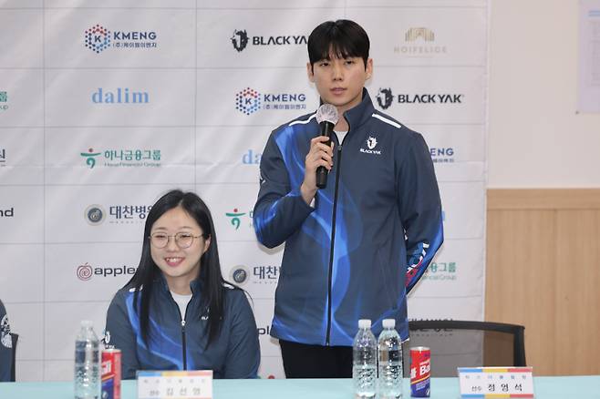 <yonhap photo-3440="">제25회 밀라노 코르티나담페초 동계올림픽에 출전하는 믹스더블 컬링 국가대표 정영석이 2일 서울 송파구 올림픽파크텔에서 열린 출정식에서 각오를 밝히고 있다. 2026.1.2 사진=연합뉴스</yonhap>
