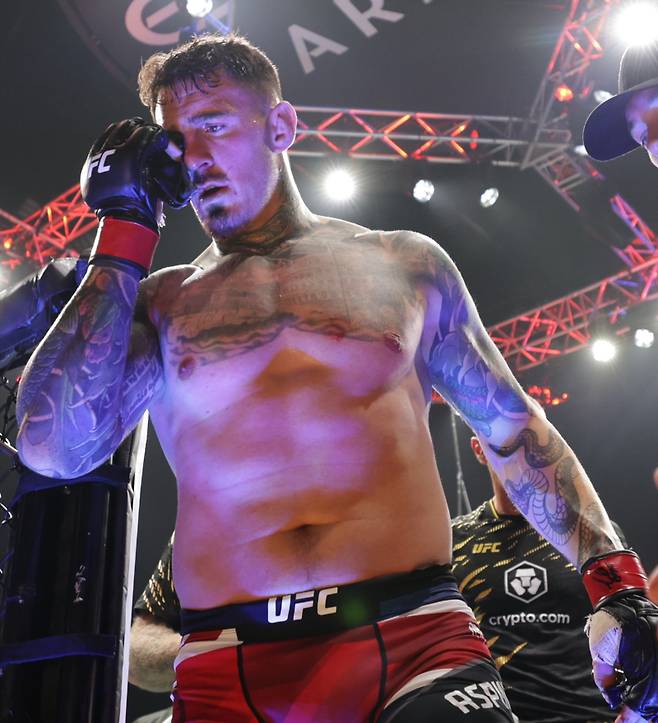 UFC 321에서 시릴 간에게 눈을 찔린 후 경기를 중단한 톰 아스피날. 사진=EPA 연합뉴스