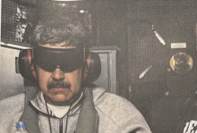 미군에 의해 눈을 가린 채 압송되는 니콜라스 마두로 베네수엘라 대통령 (사진, 트럼프 대통령 SNS)