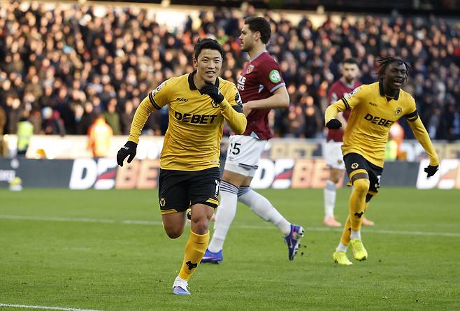 득점포를 터뜨린 뒤 환호하는 황희찬. 로이터=연합뉴스