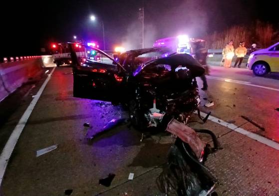 4일 오전 1시 23분쯤 전북 고창군 서해안고속도로 상행선 고창 분기점 인근에서 발생한 잇따른 교통사고로 사고 차량이 크게 파손돼 있다. 이날 발생한 사고로 경찰관과 견인차 기사 등 2명이 숨지고 구급대원 등 9명이 다쳤다. 사진 전북특별자치도 소방본부