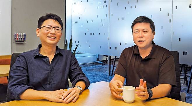 안익진 몰로코 최고경영자(CEO·오른쪽)와 박세혁 최고정보책임자(CIO·왼쪽)가 미국 캘리포니아주 레드우드시티에 있는 몰로코 본사에서 인터뷰 질문에 답하고 있다. 화상으로 이뤄진 인터뷰에는 이제희 서울대 컴퓨터공학부 교수도 참여했다.  몰로코 제공