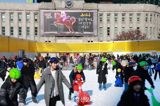 새해 첫 주말인 4일 서울광장 스케이트장을 찾은 시민들이 스케이트를 타며 휴일을 즐기고 있다. 2026.1.4. 정지윤 선임기자