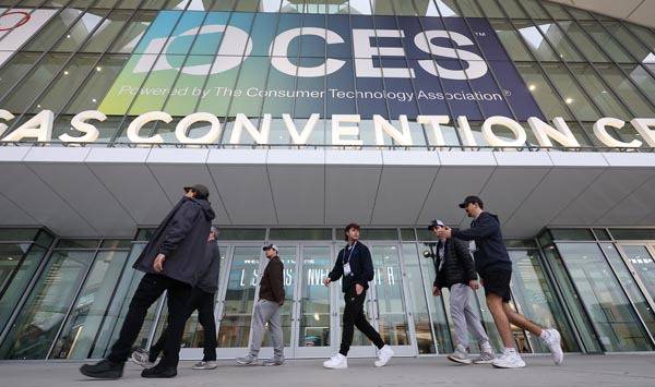 세계 최대 가전·정보기술(IT) 전시회 CES 2026 개막을 앞둔 3일(현지시간) 미국 네바다주 라스베이거스 컨벤션센터(LVCC)에서 관계자들이 오가고 있다. 연합뉴스