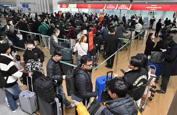 The Incheon Airport Terminal 1 departure hall is packed with passengers on Jan. 24, 2025, ahead of Seollal, Korea's Lunar New Year holiday. (The Korea Herald/Im Se-jun)