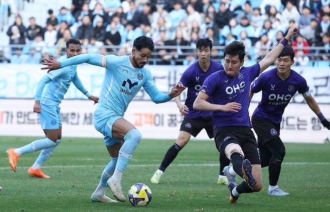 Daegu FC forward Cesinha, front left, dribbles the ball during a K League 1 match against FC Anyang at Daegu iM Bank Park in Daegu on Nov. 30, 2025. [YONHAP]