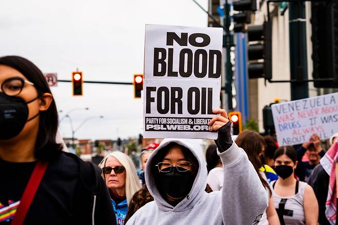 Protesters gather to denounce the U.S. attack on Venezuela on Jan. 3 in Las Vegas. [AP/YONHAP]